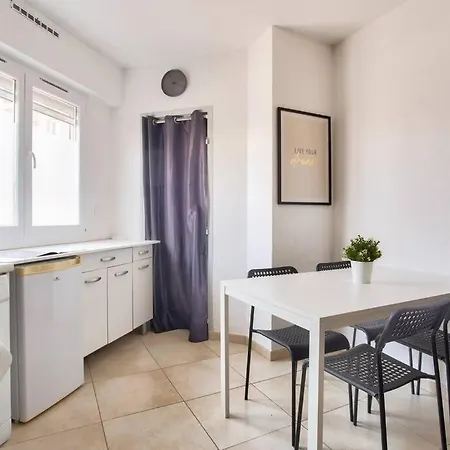 Nice 1 Bed 50m From The Beach In Apartamento Fréjus
