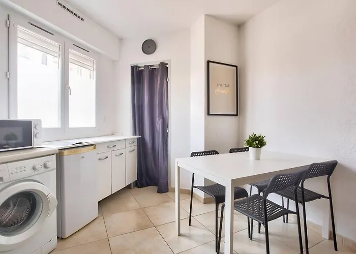Nice 1 Bed 50m From The Beach In شقة Fréjus